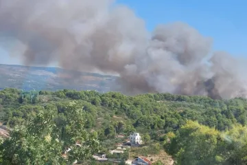 Veliki požar na Šolti: Svi vatrogasci i dva kanadera na terenu, uspjeli obraniti kuću