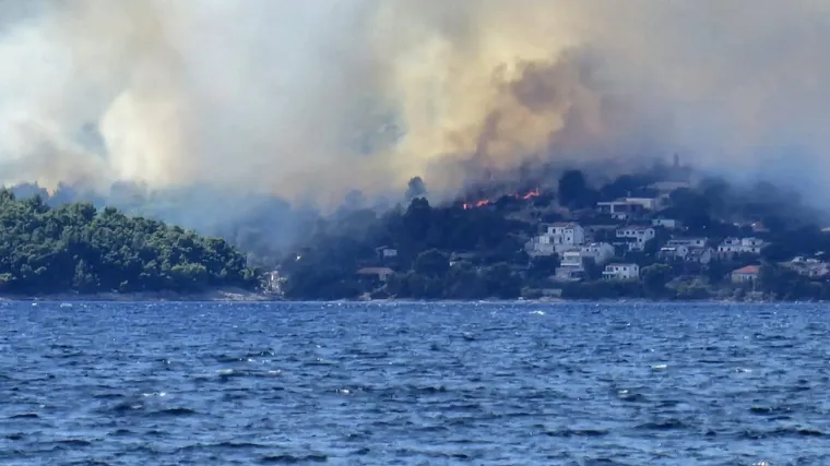 Veliki požar na Šolti! Vatrogasne snage na terenu, stigao i kanader