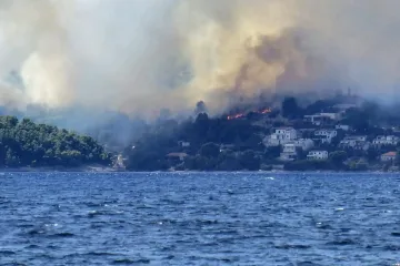 Veliki požar na Šolti! Vatrogasne snage na terenu, stigao i kanader