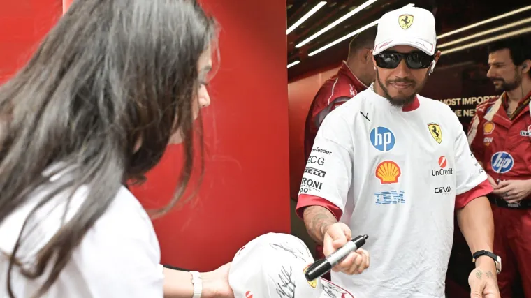 Hamilton s porukama izvan staze: 'Moramo ići dalje, čak i kada je teško'