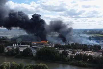 Gori najveća luka u Njemačkoj! Policija tenkovima spašavala ljude, ima ozlijeđenih