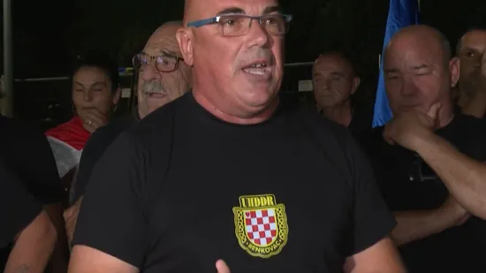 Prosvjed u Benkovcu: Okupilo se oko 200 ljudi, svira Thompson; 'Evo zašto smo večeras ovdje'