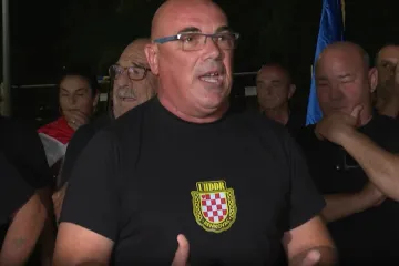 Prosvjed u Benkovcu: Okupilo se oko 200 ljudi, svira Thompson; 'Evo zašto smo večeras ovdje'