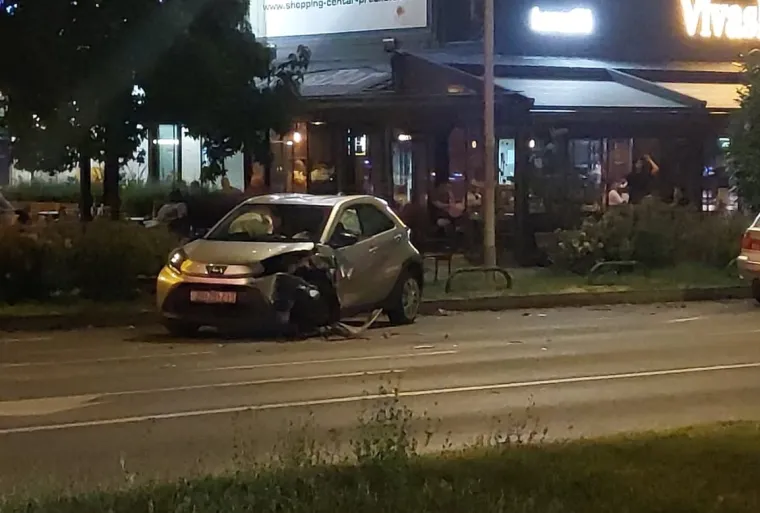 Krš i lom u Zagrebu: Dva automobila potpuno su skršena, na terenu i Hitna