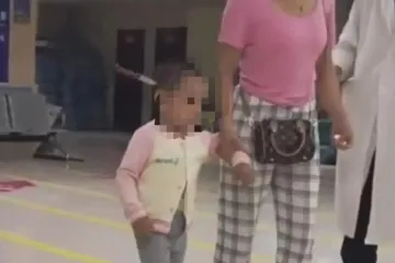 Djevojčica (3) ušetala u bolnicu s nožem u glavi: Objašnjenje majke je još bizarnije