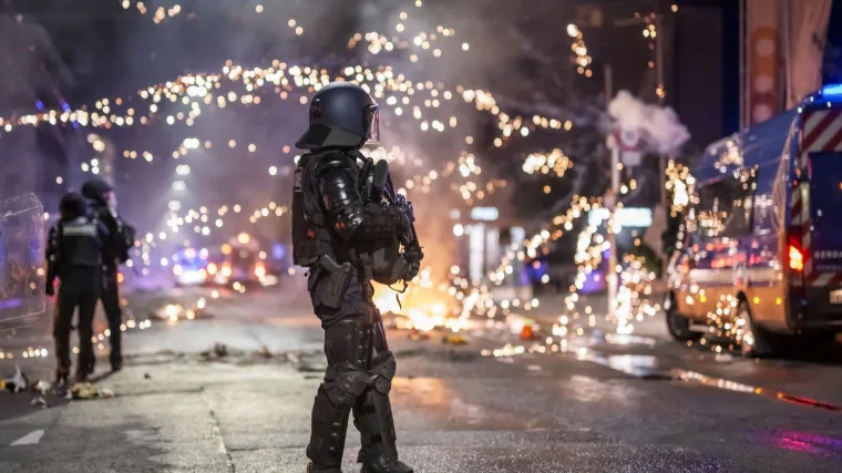 Lete meci, gore kontejneri, političar tvrdi da je pretučen: Miran grad u kaosu nakon smrti tinejdžera (17)