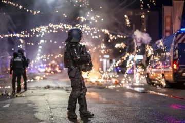 Lete meci, gore kontejneri, političar tvrdi da je pretučen: Miran grad u kaosu nakon smrti tinejdžera (17)