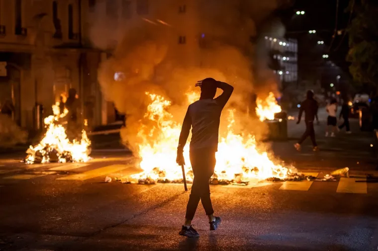 Lete meci, gore kontejneri, političar tvrdi da je pretučen: Miran grad u kaosu nakon smrti tinejdžera (17)
