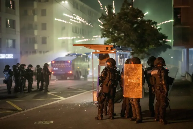 Lete meci, gore kontejneri, političar tvrdi da je pretučen: Miran grad u kaosu nakon smrti tinejdžera (17)