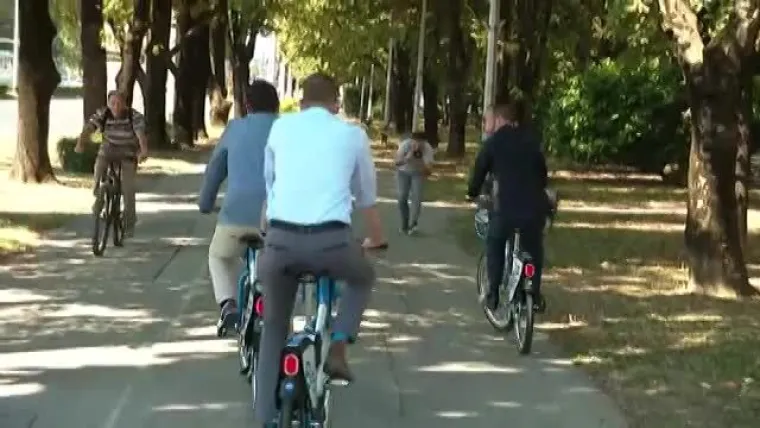 Ovaj video nemojte preskočiti: Samo ćemo reći - Tomašević pokušava voziti 'Bajs'