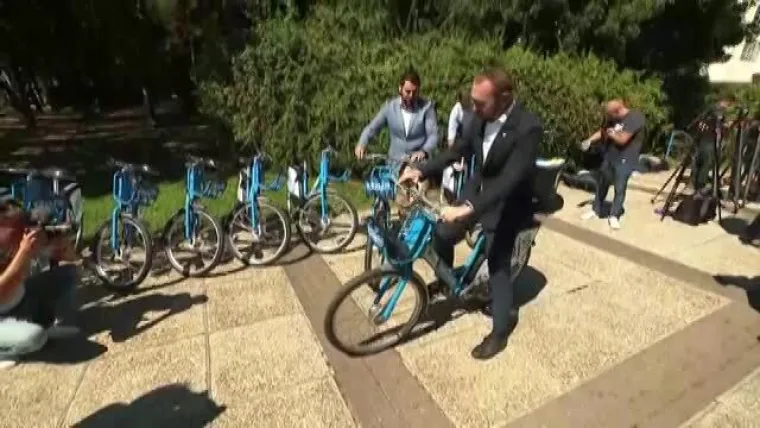 Ovaj video nemojte preskočiti: Samo ćemo reći - Tomašević pokušava voziti 'Bajs'