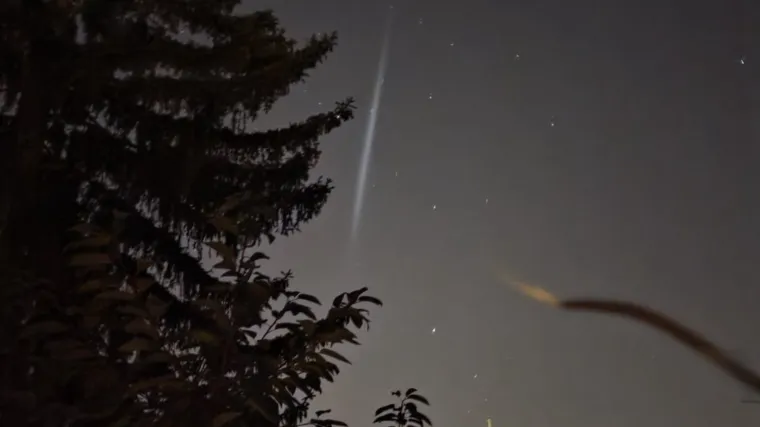 Čudna svjetlost uznemirila građane: 'Vidjeli smo NLO!'; Stručnjak otkrio što je obasjalo nebo