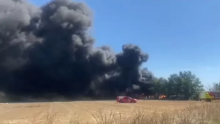 Gori skladište plastike u Novom Sadu: Odjekuju eksplozije, crni dim prekrio je grad