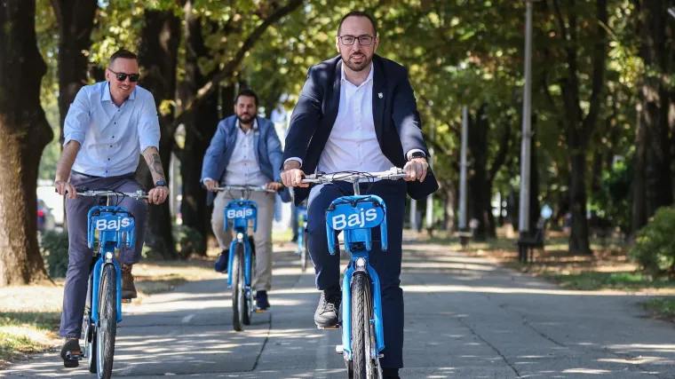 Ovaj video nemojte preskočiti: Samo ćemo reći - Tomašević pokušava voziti 'Bajs'
