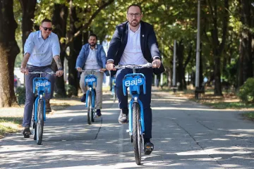 Ovaj video nemojte preskočiti: Samo ćemo reći - Tomašević pokušava voziti 'Bajs'