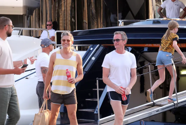 Uhvaćeni na Hvaru: Zvijezda serije 'Kako sam upoznao vašu majku' u strastvenom poljupcu sa suprugom