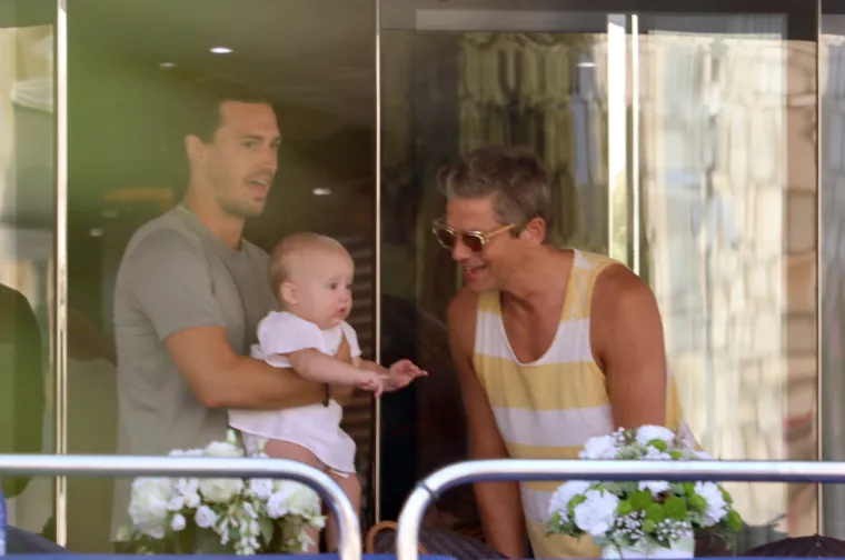 Uhvaćeni na Hvaru: Zvijezda serije 'Kako sam upoznao vašu majku' u strastvenom poljupcu sa suprugom