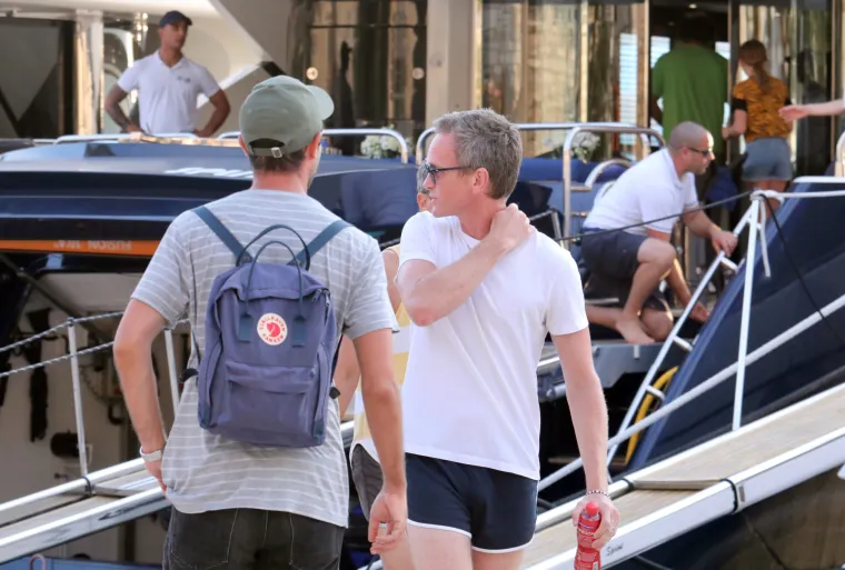 Uhvaćeni na Hvaru: Zvijezda serije 'Kako sam upoznao vašu majku' u strastvenom poljupcu sa suprugom