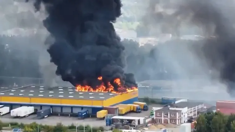 Šok u Hamburgu: Šire se otrovni plinovi, krhotine letjele po autoputu - ima ozlijeđenih