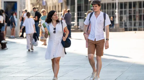 Šetnja koja nije prošla nezapaženo: Par u bijeloj kombinaciji plijenio poglede Zagrepčana