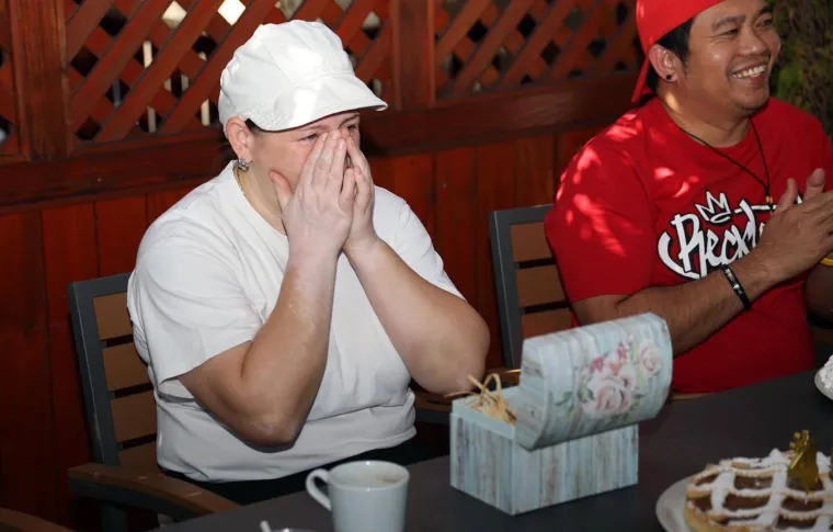 Vlasnici restorana djelatnici Jasni poklonili novi auto! Nije mogla zaustaviti suze...