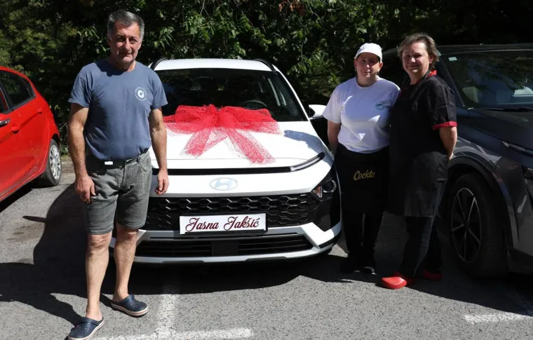 Vlasnici restorana djelatnici Jasni poklonili novi auto! Nije mogla zaustaviti suze...