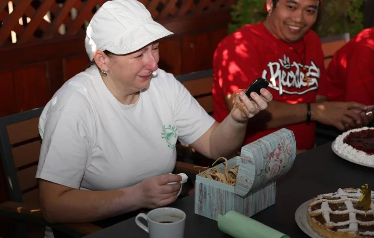 Vlasnici restorana djelatnici Jasni poklonili novi auto! Nije mogla zaustaviti suze...