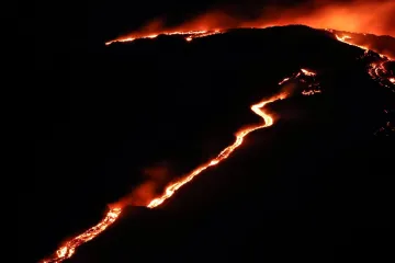 Etna opet bljuje vatru i pepeo: Pogledajte fantastične fotografije noćne erupcije
