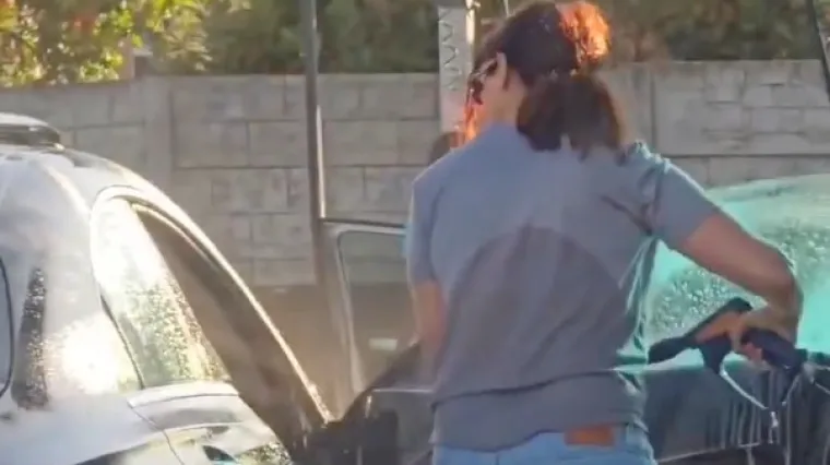 Gospođo, tako se ne pere automobil! Ljudi u totalnoj nevjerici gledali što radi svom Mercedesu