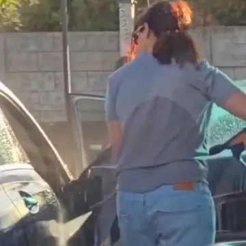 Gospođo, tako se ne pere automobil! Ljudi u totalnoj nevjerici gledali što radi svom Mercedesu