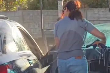 Gospođo, tako se ne pere automobil! Ljudi u totalnoj nevjerici gledali što radi svom Mercedesu