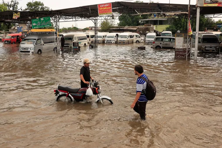 Bujica nosi sve pred sobom, poginulo 36 ljudi, 200 djece zarobljeno u školi. Meteorolog: 'Najviše padalina od 1950.'