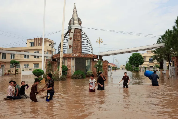 Bujica nosi sve pred sobom, poginulo 36 ljudi, 200 djece zarobljeno u školi. Meteorolog: 'Najviše padalina od 1950.'