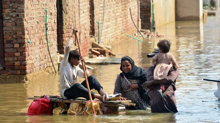 Bujica nosi sve pred sobom, poginulo 36 ljudi, 200 djece zarobljeno u školi. Meteorolog: 'Najviše padalina od 1950.'