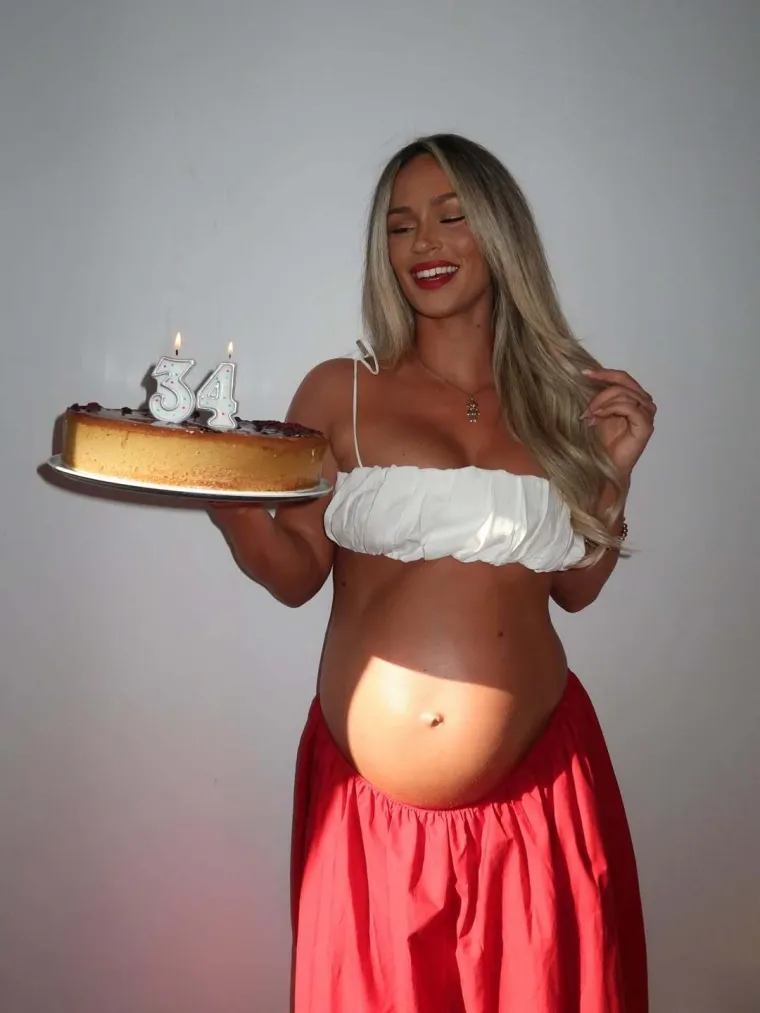 Najposebniji rođendan lijepe trudnice: Evo kako joj je izgledala torta i što je obukla