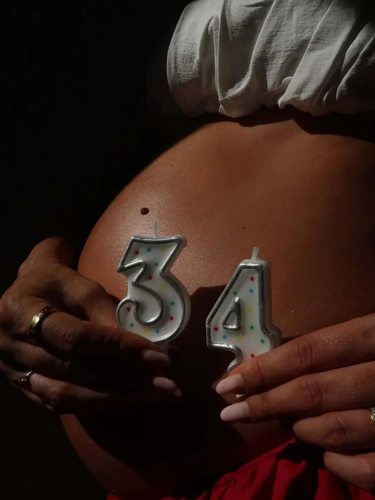 Najposebniji rođendan lijepe trudnice: Evo kako joj je izgledala torta i što je obukla