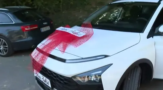 Mislila je da je posrijedi tek obično rođendansko iznenađenje, a onda je ugledala ključeve