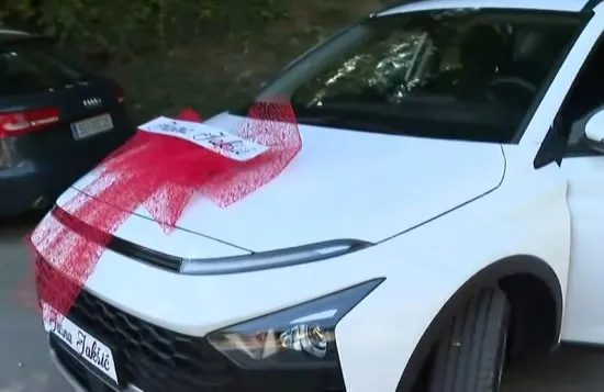 Mislila je da je posrijedi tek obično rođendansko iznenađenje, a onda je ugledala ključeve