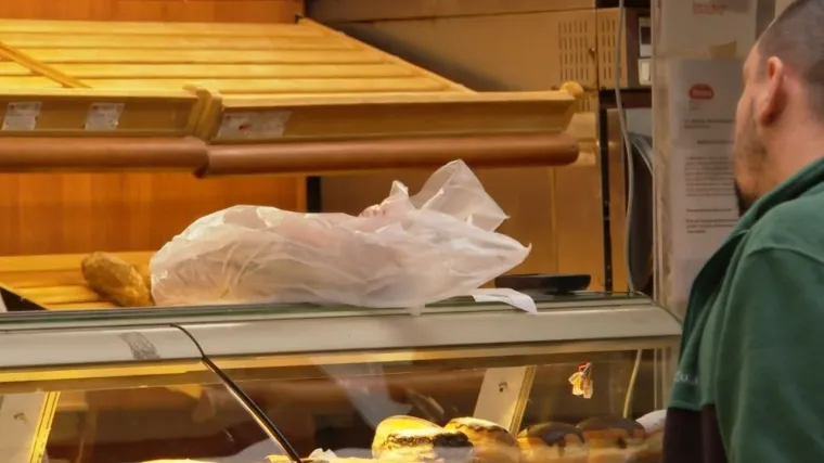 Pogledajte grozotu koja se nalazi u kruhu: Dlaka u njemu najmanji je problem za ovu poznatu pekarnicu