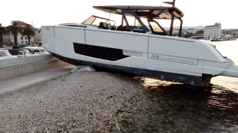 Zaspao za kormilom? Punom brzinom jahtom udario u obalu pa se 'parkirao' na plaži