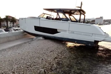 Zaspao za kormilom? Punom brzinom jahtom udario u obalu pa se 'parkirao' na plaži