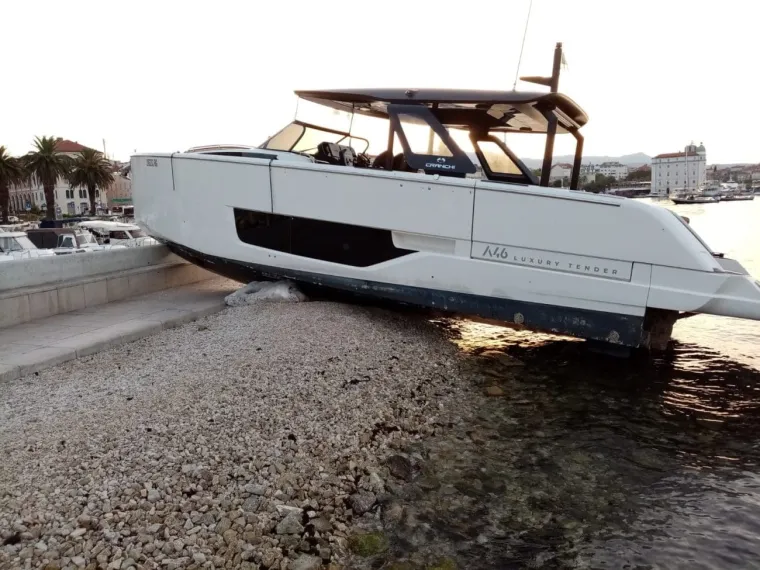 Zaspao za kormilom? Punom brzinom jahtom udario u obalu pa se 'parkirao' na plaži