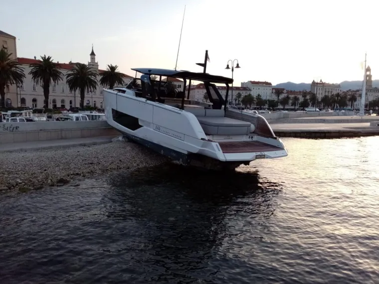 Zaspao za kormilom? Punom brzinom jahtom udario u obalu pa se 'parkirao' na plaži