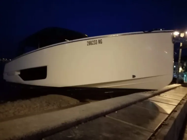 Zaspao za kormilom? Punom brzinom jahtom udario u obalu pa se 'parkirao' na plaži