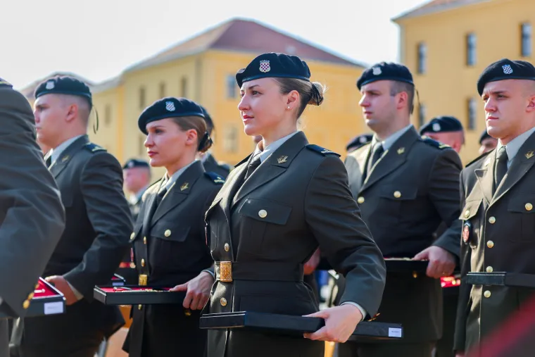 One su bile zvijezde svečanosti: Lijepe kadetkinje i ponosne supruge novih časnika