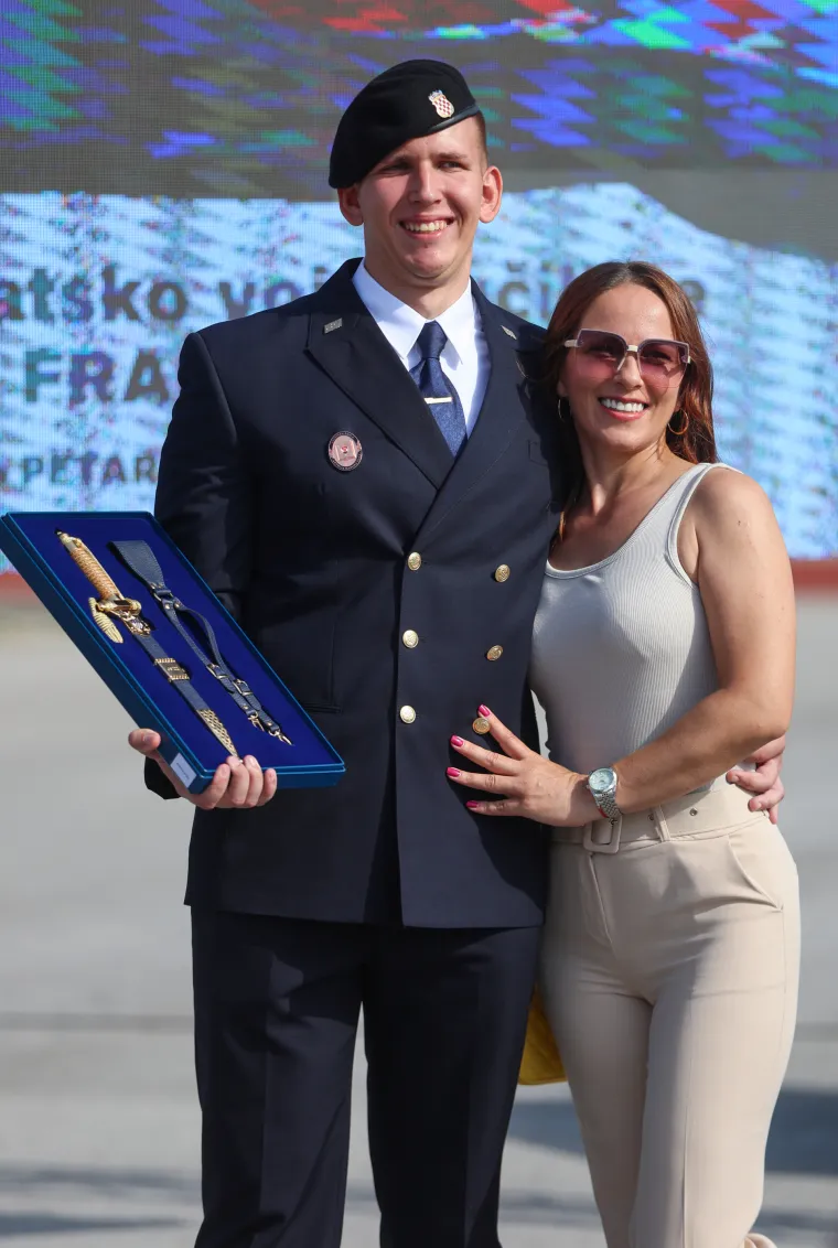 One su bile zvijezde svečanosti: Lijepe kadetkinje i ponosne supruge novih časnika