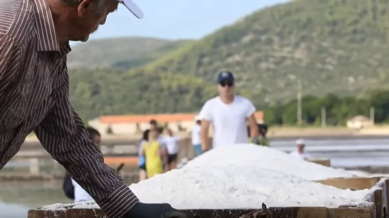 Počela berba u stonskoj solani: 'Ostalo isto kao u prošlosti - samo ruke, sol, bazeni, sunce'