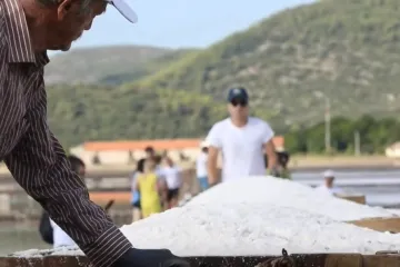 Počela berba u stonskoj solani: 'Ostalo isto kao u prošlosti - samo ruke, sol, bazeni, sunce'