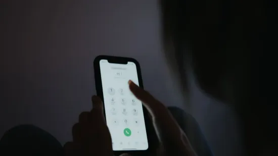 Zaspati uz ekran? Mobitel prije spavanja vodi u bolest i uopće nije bezazleno