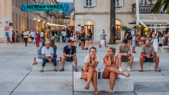 Zgodne žene, riva i 'vruća' atmosfera: Splićanke prošetale, a turisti oduševljeno gledali